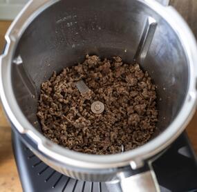 Mixtopf des Thermomix® TM7 mit angebratenem Hackfleisch