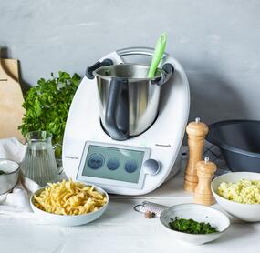 Thermomix®, davor Schalen mit Spätzle, Käse, Kräutern
