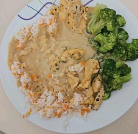 Uns hat es echt mega geschmeckt. Die Erdnusssoße zum reinlegen 🤤 das wird es auf jeden Fall öfter mal geben