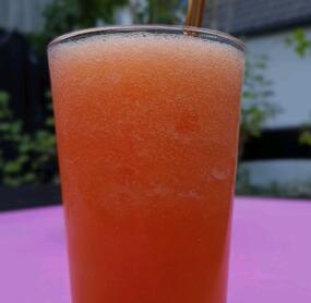 heute mit den Resten von gestern dieses sehr, sehr leckere Getränk gemixt...also nicht alkoholfrei...mit Glitter Aperol und Erithrytpuderzucker angerichtet...sehr erfrischend 