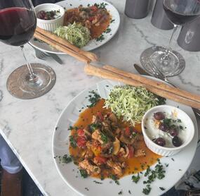 und wieder ein super Rezept! Das Kraut für den Salat habe ich mit dem Wunderslicer dünn gehobelt. Gibt eine bessere Textur. Die Rezeptur für das Putengyros ist perfekt abgestimmt. 