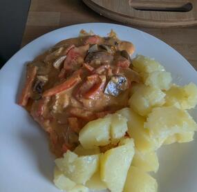 es sieht lecker aus. gekostet habe ich die Soße gekostet und die ist leider lecker.