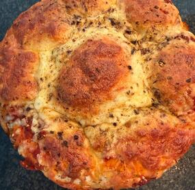 wow wie einfach und lecker dies ist. Ich brauchte etwas fürs Picknick und dachte dies wäre ideal! es schmeckt kalt genauso lecker wie warm… ich Mozzarella und speckwürfel in den Teig gearbeitet ♥️