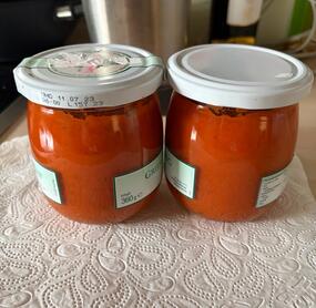 sehr leckere Sauce, hatte soviele schrumpelige Tomaten, eine ideale Verwendung, die dazu noch sehr gut schmeckt. Ich habe noch ein wenig braunen Zucker und Oregano dazu gegeben. In Schraubgläser abgefüllt. Ganz wunderbar 👍