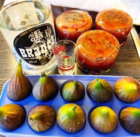 Vielen Dank fuer die Anregung. Schmeckt super. Ich habe die Marmelade noch veraendert da ich noch blaue Mirabellen uebrig hatte und meine Freunde gerne Marmelade mit Schuss😉essen. Hier die Zutaten: 185g blaue Mirabellen, 505g frische Feigen aus meinem Garten, 300g Gelierzucker, 1EL Vanielienzucker, 2 EL Limettensaft frisch gepresst, 1kleine prise Meersalz und 4cl weisser Rum. Alles zubereitet nach dem Standartrezept. Ist super geworden.