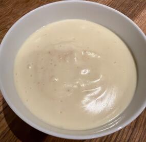 Super schnelles und leckeres Rezept zum naschen wenn man im Training ist. Als Milch einfach Mandelmilch nehmen und Zucker oder Agavendicksaft mit Birkenzucker ersetzen. Top!