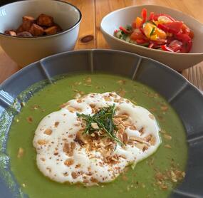 Die Suppe war sehr gut. Der Erbsengeschmack überwog zwar, das hat uns aber nicht gestört. Mit den Mandelblättchen und dem Schlagobers war sie hervorragend – gibt es wieder.