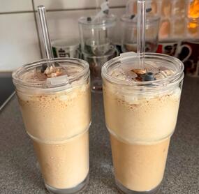 sehr lecker, ich nehme 210 ml starken Espresso (gekühlt)