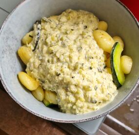 Ich habe Gnocchi anstelle der Nudeln genommen,gleich mit in die Pfanne zum Restgemüse.Geht schneller und macht weniger Abwasch.300g Kräuterfrischkäse,etwas mehr Zucchini und nicht püriert.Sehr lecker!