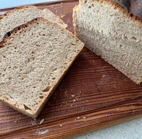 Es ist mein erstes Sauerteigbrot, und super gut gelungen, dank das gut Rezept! Auch das Anstellgut habe ich dank sei eure Hilfe gemacht!