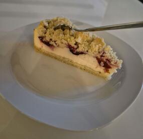 Sehr lecker 😋. Dadurch dass kein Ei im Teig war, werden die Streusel nicht so braun. Man sollte ihn am Vortag machen und nach Abkühlzeit über Nacht in den Kühlschrank stellen. Dann ist er perfekt. 