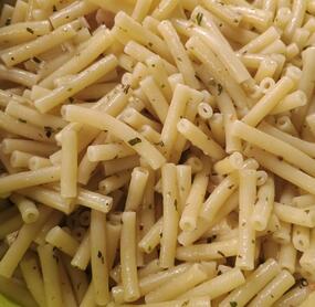 Super einfach und lecker. Dieses mal hatte ich keine Spaghetti mehr, es geht auchit Maccheroni.