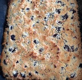 Sehr lecker - besonders noch leicht warm! Das nächste Mal verwende ich etwas weniger Zucker, denn so süß braucht es nicht. Aber das ist ja bekanntlich Geschmacksache 😉Der Boden ist schön fluffig 😋