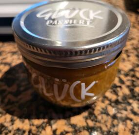 5 Gläser Marmelade bekommen. Riecht schon mal sehr lecker 😋 