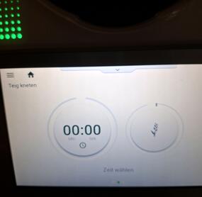 Schmeckt sehr gut. Ich verstehe nur den Schritt CREMIG AUFSCHLAGEN nicht ganz. Ist damit die Funktion Teig kneten beim Tm 6 gemeint? Mein Display sieht da ähnlich aber etwas anders aus. Bei mir gibt es auf dem Display kein Temperaturfeld. Eine kurze Antwort wäre klasse.