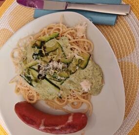 Ich habe noch zum Zitronenabrieb etwas geriebenen Manchego Käse drüber gegeben. Sehr lecker, werden wir auf jeden Fall wieder kochen! 