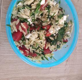  S.einfach und super lecker. Hab auch etwas Zitronensaft dazu gemacht und anstatt Rucola /Babyspinat genommen. Ich brauch solche Rezepte, morgens machen, mittags wegfahren und Abends genießen. 
