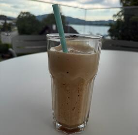 wow wie lecker ist dies. ein kleiner Fehler ist aber bei der Schritt für Schritt Anleitung! die Menge der Eiswürfeln fehlte! 
