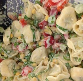Der Salat ist lecker, schmeckt leicht und frisch. 