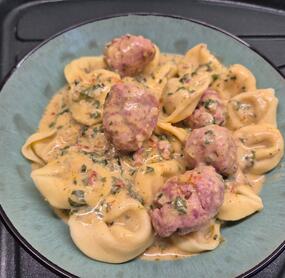 Also, ich hoffe ich darf das so schreiben, und es bleibt als Kommentar stehen, denn ich habe dieses Rezept nach eurer Anleitung zubereitet, aber diesmal nicht mit dem Thermomix. Es ist wirklich superlecker, aber da die "Männers" unbedingt Fleisch verlangten, habe ich das ganze Rezept in die Pfanne verlagert und Salsiccia-Bällchen dazu gebraten. Danke für die schöne Idee 🥰