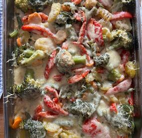 Die „kleinen“ Pellkartoffeln hab ich ca. ne knappe Stunde gekocht. Empfehle daher die normalen gekochten Kartoffeln zu nehmen. Den Spitzkohl habe ich durch grüne Bohnen und Paprika ersetzt. Das Gemüse koche ich auch immer schon so 20 Minuten. Selbst bei 30 Minuten im Bachofen, wäre mir das Gemüse sonst einfach zu hart. Dazu gab es Hühnchen Innenfilet. Oberlecker! 🤩