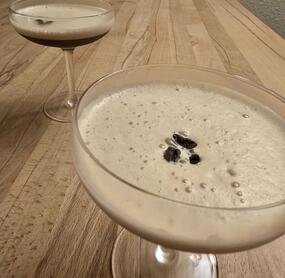 Espresso Martini habe ich erst dieses Jahr in unserem Urlaub kennen gelernt. Ich habe mich sehr gefreut das Rezept hier zu finden. Es funktioniert im Thermomix sehr gut und ist sehr lecker.
