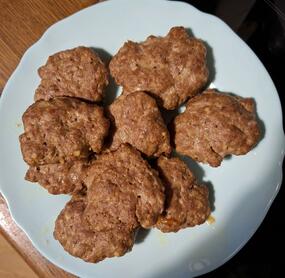 Sehr lecker und mit dem Thermomix gleichmäßiger durchgesetzt, als man es mit der Hand hinbekommt. Wir haben sie mit Senf und Ketchup im Brötchen gegessen. 