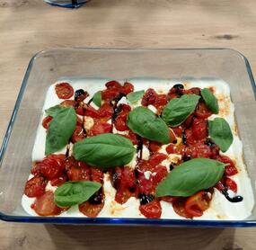 Der Dip schmeckt wirklich lecker. Er ist eher flüssig und muss mit dem Löffel aufs Brot gestrichen werden. Wozu man die Burrata-Flüssigkeit aufheben soll, habe ich nicht verstanden. Top Rezept 