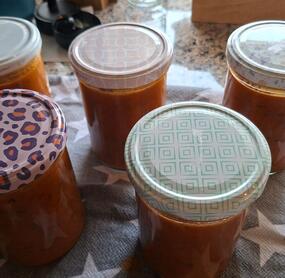 Die ersten eigene Tomaten verarbeitet und das Ganze eingekocht. Habe die Soße etwas mehr eingedickt und mit diverse Gewürze verfeinert. Lecker 😋 und schnell und einfach zubereitet 