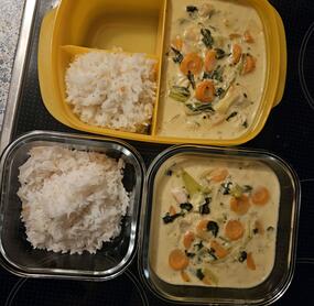 Wir haben für die Arbeit vorgekocht und es hat uns super gut geschmeckt. Wir haben etwas mehr Soße gemacht, da wir Reis dazu gegessen haben und es war echt lecker 😊 wird es bestimmt noch öfter geben.