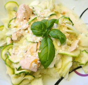 Danke für dieses tolle, leckere Rezept ... mit dieser Soße kann man in der Familie den etwas unbeliebten Zucchini gut verkaufen 😉 Das wird es jetzt häufiger geben. 