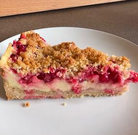 Sehr lecker! Teig ist krümelig, aber einfach in die Form gedrückt und das ging super. 1/4 Vollkorn Mehl genommen. Den backe ich noch mal mit Blaubeeren!