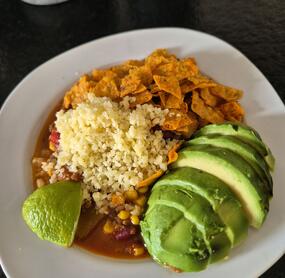 Das Rinderhack habe ich in der Pfanne angebraten. Reicht locker für 5 Personen. Zu viele Nachos. 100g wären ausreichend gewesen. Sehr lecker. 😋