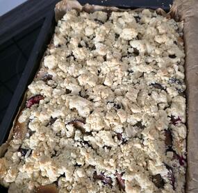 Bei den Streuseln musste ich noch Mehl zugeben. Es waren keine Streusel sondern Teig. Beim nächsten Mal nehme ich kalte Butter aus dem Kühlschrank für die Streusel