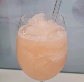 Habe es tatsächlich mit alkoholfreien Sekt und Aperol gemacht und war super lecker.