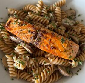 Einfaches und super leckeres Rezept. Ich habe Vollkornnudeln genommen und dazu Lachs gebraten. Die Kombination ist wirklich mega lecker 👍🏼Kann ich nur empfehlen 
