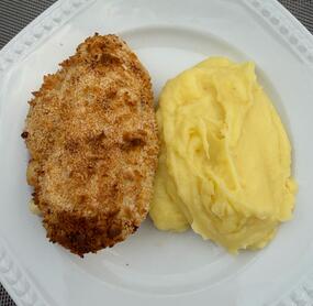 Unfassbar leckerer Kartoffelpüree!😋 Das Cordon Blue war auch prima, aber ich hätte mich trauen können, diese ein bisschen kürzer im AirFryer zu garen. Das ist eine Erkenntnis für das nächste Mal 😉