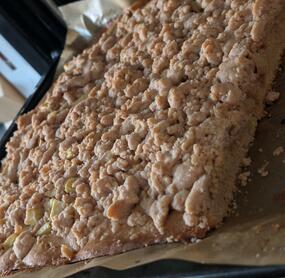 schmeckt super lecker, ist gestern Abend fertig geworden. Habe den Kuchen mit Weizen Vollkornmehl gemacht weil ich nicht gesehen habe dass ich kein Weizenmehl mehr habe.... unwahrscheinlich lecker!