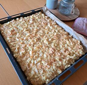 Habe noch gehobelte Mandeln auf die Streusel gegeben. Schmeckt wie vom Bäcker. Immer wieder gern.