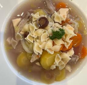 Die Suppe ist super lecker! Ich habe im letzten Schritt noch Eierstich zugefügt und die Nudeln nicht zur Suppe gegeben, sondern extra gereicht. Und ich habe bunte Möhren verwendet 😊