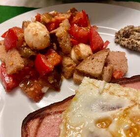 Lecker und schnell zubereitet. Dressing habe ich ohne TM hergestellt, da alles noch im Geschirrspüler und Brot im Airfryer geröstet.