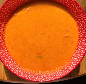 Die Suppe ist so lecker! Habe frische Tomaten genommen statt aus der Dose. Durch den Feta Käse ist auch Eiweiß drin. Ich kann das Rezept sehr empfehlen!👍