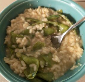 Pilze gibt es später zum Salat, Risotto die letzten 10 min noch Zuckerschoten dazu und halb Parmesan, halb Manchego