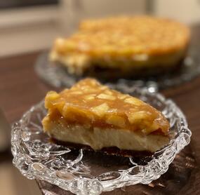 Heute endlich nachgebacken- in vegan. Die Abkühlwartezeit war gefühlt endlos. Hat sich definitiv gelohnt! Habe einen Becher veganen Joghurt über Nacht abtropfen lassen, dazu 350g veganen Frischkäse, Vanillepudding nach Rezept, 60ml Öl, 260 ml Hafermilch und 150g Zucker plus etwas Vanillezucker.