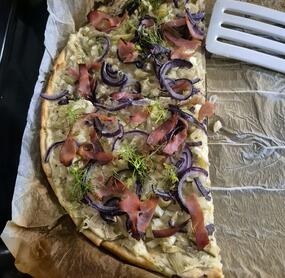 Mega lecker dieses Rezept 😋😋. Ich hatte noch einen fertigen Quiche Teig, der weg mußte. Im Ofen war er 20min dann und selbst kalt ein Genuss 😍😍. 