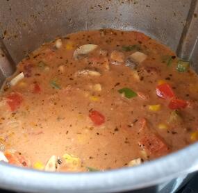 Kochsahne. 180g Veggiehack reicht auch. 400g Tomate reicht auch.