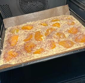Hab dieses Rezept heute getestet. Wir haben Pfirsiche aus der Dose noch gehabt und etwas Haselnüsse gemahlen darauf verteilt. Geschmacklich kann ich noch nicht sagen, aber er ging sehr schnell!
