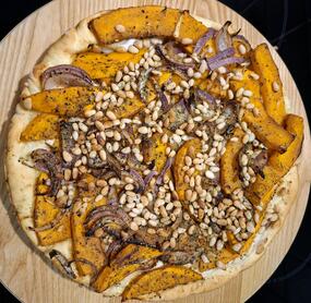 Die Quiche war sehr gut. Ich habe sie 35 Minuten im Ofen gebacken, nach 20 Minuten aber mit Folie abgedeckt.