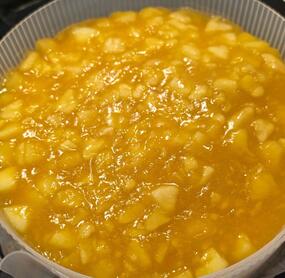 Super einfach. Boden und Quark habe ich abends gemacht und den Apfeltopping früh. Jetzt freuen wir uns auf Nachmittag. UND DER DUFT 🥰