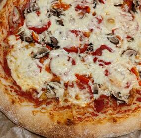 Wir haben eine große Pizza gemacht weil ich mit dem Pizzastein so meine Probleme habe. Riecht aber schon mal gut. Und danke schon mal für euer Input beim live Event 😋😊